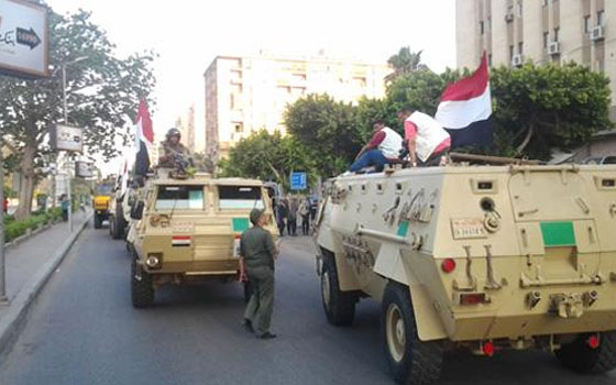   مصر اليوم - وجود أمنيّ مكثف من الجيش والشرطة في الميادين والشوارع في القاهرة والجيزة