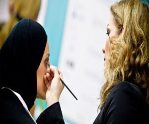   مصر اليوم - المرأة تقضي وقتًا أطول أمام المرآة قبل خروجها لتناول الطعام مع صديقاتها