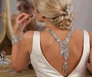   مصر اليوم - المرأة تقضي وقتًا أطول أمام المرآة قبل خروجها لتناول الطعام مع صديقاتهن