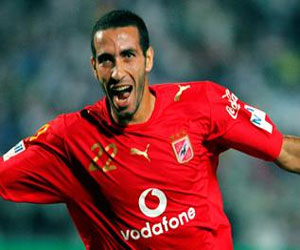   مصر اليوم - أبوتريكة يلبّي رغبة طفل مصاب بسرطان الدم