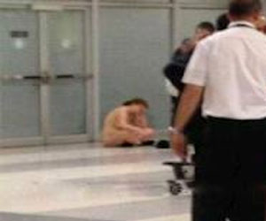   مصر اليوم - بريطانية تعرّت في مركز للبحث عن وظائف إحتجاجًا على وقف مساعداتها