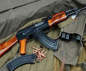 مصر اليوم - مباحث دشنا توقف عاطلا يحمل بندقية آلية و185 طلقة و 100 جرام من مخدر الأفيون