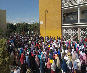   مصر اليوم - طلاب المنصورة ينظمون تظاهرات داخل مُحيط الجامعة