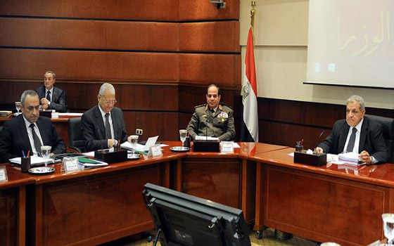   مصر اليوم - محلب يطالب المحافظين بالاهتمام البالغ بفرض الأمن ومواجهة الإرهاب