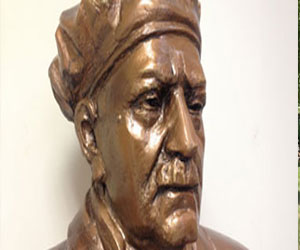   مصر اليوم - إزاحة الستار عن تمثال العقاد القادم من موسكو الي القاهرة