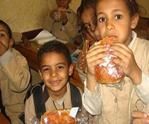 مصر اليوم - نقل مديرة مدرسة في الزقازيق لضبط تغذية مدرسية فاسدة