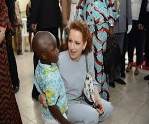   مصر اليوم - سيّدة المغرب الأولى تحارب داء السرطان في الكوت ديفوار