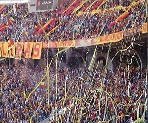   مصر اليوم - جماهير الترجي تحارب المرزوقي بصورة الحبيب بورقيبة