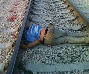 مصر اليوم - مقتل شخص سقط من قطار في سوهاج