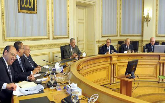   مصر اليوم - محلب يناقش مشكلة تهريب السلع والبضائع من خلال المنافذ الحدوديّة والموانئ