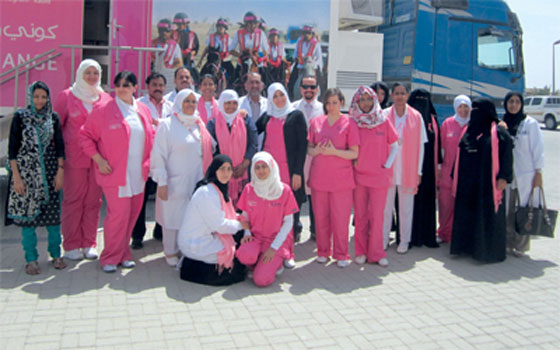   مصر اليوم - حملة القافلة الورديَّة تجري فحوصات الكشف المبكر عن مرض سرطان الثدي