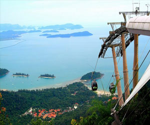   مصر اليوم - رحلة بالتلفريك لمشاهدة جزيرة لنكاوي من أعلى