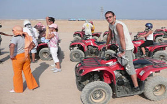   مصر اليوم - 27 سيّارة رباعيّة  تُحيّي ذكرى مغامرات الأميّر كمال في الجلف الكبيّر