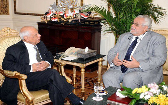   مصر اليوم - دبلوماسي ليبيّ يكشف تلاعّب القذافي بالعلاقات المصريّة عبر قضية العِمالة