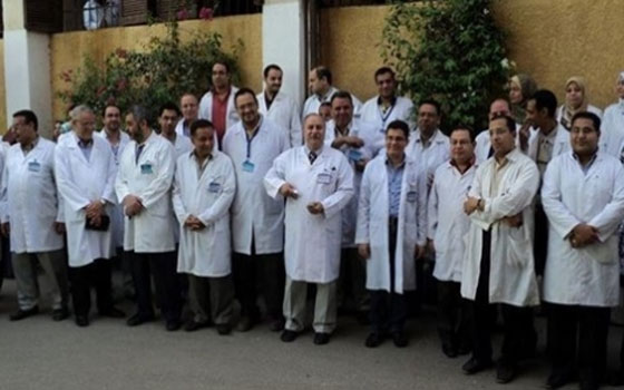   مصر اليوم - إضراب الأطباء والصيادلة المصريون يسّتمر في المسّتشفيات الحكوميّة لرفض قانون المهن