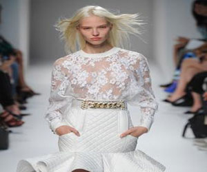 مصر اليوم - أسبوع الَمُوضة فُرصّة کل امرأة لَتٌکمل إطلَالتهّا الَسَاحرة