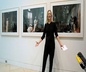   مصر اليوم - أميركية تلتقط صورًا للمشاهير بشخصياتديزني لاند