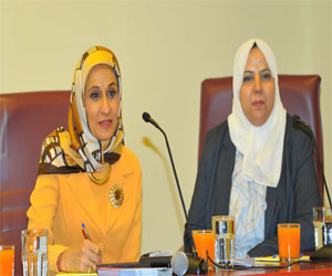   مصر اليوم - طلال أبو غزالة الجامعية تكرم أفنان الزياني في إحتفالية المرأة