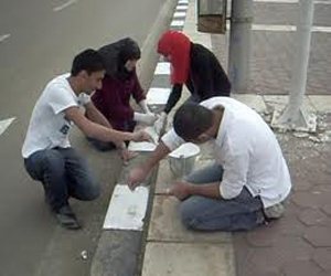   مصر اليوم - حملة المحلِّيّات للشّباب في سوهاج تدهن مدخل قرية الغرازات