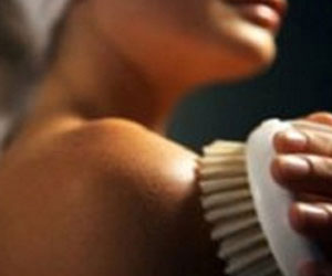 مصر اليوم - كيفية تقشير الجسم وإزالة السموم منه