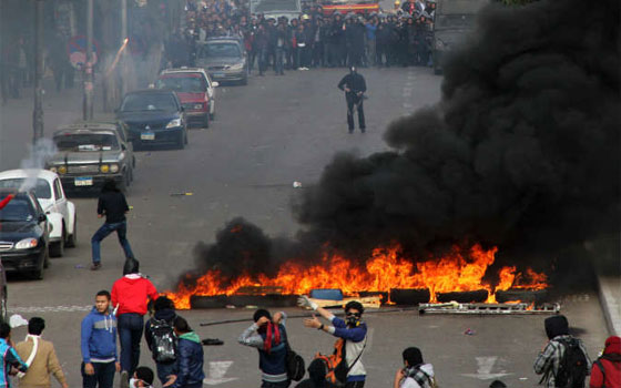   مصر اليوم - الهدوء يُخيِّم على محافظات مصر بعد يوم عاصف بالتظاهرات والاشتباكات