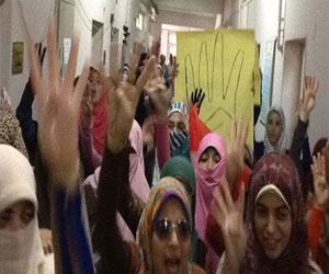   مصر اليوم - طالبات الإخوان في عين شمس يتلفن مباني الجامعة