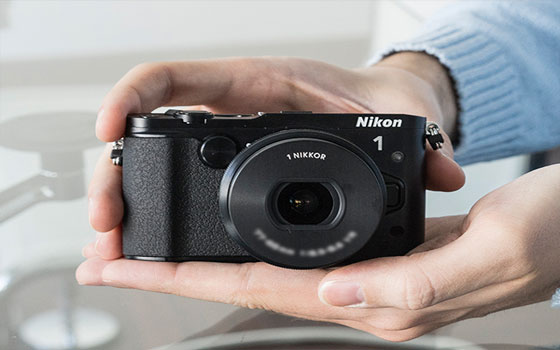   مصر اليوم - كاميرا نيكون الجديدة من دون مرآة وبإمكانها التقاط 60 صورة في الثانيّة