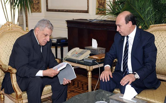   مصر اليوم - رئيس مجلس الوزراء يلتقي مميش للاطمئنان على تأمين قناة السّويس