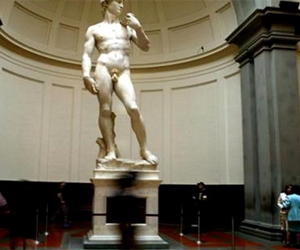   مصر اليوم - كسر ساق تمثال إغريقي في مدينة ميلانو الايطالية