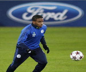   مصر اليوم - شالكه يُعاقب لاعبه البيروفي فارفان بسبب رحلة تسوق