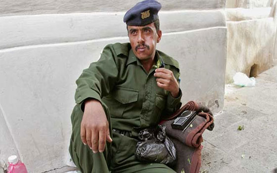   مصر اليوم - وزارة الداخليّة اليمنيّة تمنع القُوى الأمنيّة من تعاطي القات أثناء أداء واجبهم