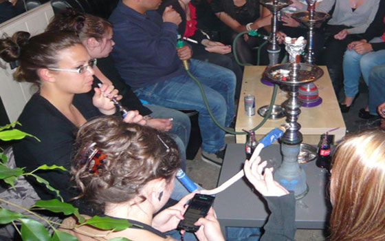   مصر اليوم - الشيشة مطلب سيدات المجتمع و نساء الجزائر بعد تحولها إلى سياحة