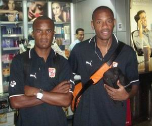   مصر اليوم - جماهير الأهلي تستقبل فلافيو وجيلبرتو بحفاوة في مطار القاهرة