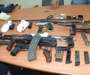   مصر اليوم - ضَبْط 7 قطّع سِلاح و 56 طلقة ناريَّة فِي أَسيوط