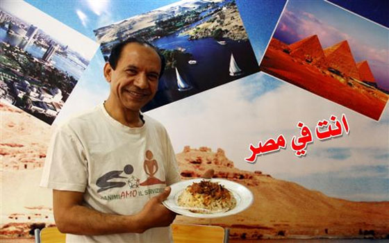   مصر اليوم - مواطنٌ مصري يفتحُ مطعمًا لأكلة الكُشري الشعبيّة وسط غزة