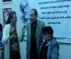   مصر اليوم - عهدي صادق يحتفل بعيد ميلاد الشاعر سمير عبد الباقى