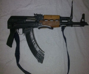 مصر اليوم - ضبط بندقيّة آليّة ومنشورات في منزل إخواني في الجيزة