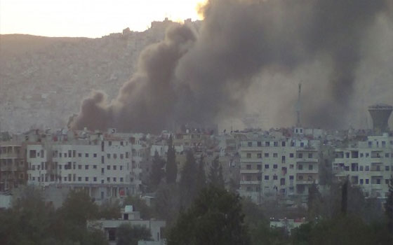   مصر اليوم - القوات الحكوميَّة تقصف إدلب بالصواريخ وسقوط براميل مُتفجرة على حمص ودرعا