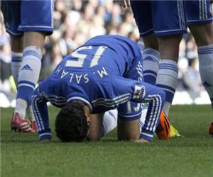   مصر اليوم - المصريون يشعلون الـفيس بوكبهدف وسجدة صلاح في الآرسنال