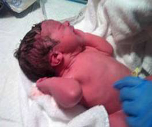   مصر اليوم - مولد طفل في حادث توفي فيه والديه