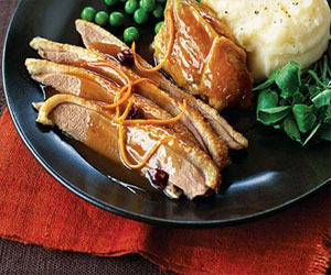   مصر اليوم - شرح طريقة عمل صدور البط مع صوص البرتقال