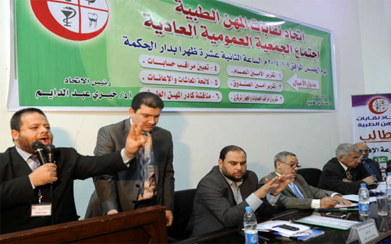   مصر اليوم - نقابات المهن الطبيّة تؤكّد أنَّ مشروع قانون نقابة الأطباء تضمّن تمييزًا مهنيًا