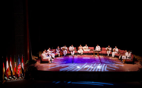   مصر اليوم - افتتاح معرض الفن التشكيلي من مهرجان أبوظبي 2014 بحضور أعمال بيل فونتانا