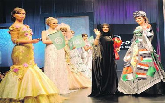   مصر اليوم - المُصممة الإماراتيّة منى المنصوري تستعد لعرض أزياءها في مسقط