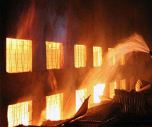 مصر اليوم - السيطرة على حريق هائل في مخزن للكرتون في الشرقية