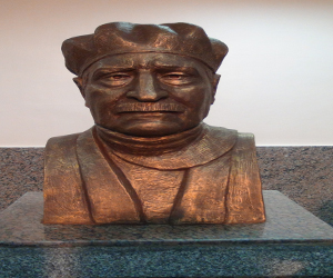   مصر اليوم - إزاحة الستار عن تمثال العقاد في أسوان لمرور 50 عامًا على وفاته