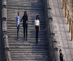   مصر اليوم - ميشيل اوباما تزور سور الصين العظيم بصحبة ابنتيها