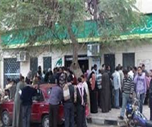   مصر اليوم - مشادّات بين أهالي دمنهور وموظفي مكتب البريد بعد استمرار الإضراب