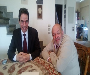   مصر اليوم - المسلماني يُسلِّم محمد خان مرسوم الجنسيَّة المصريَّة في منزله