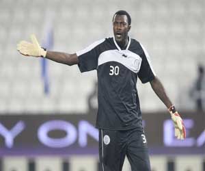   مصر اليوم - صقر حارس السد القطري يخضع للفحص الطبي للاطمئنان على إصابته